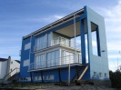 Синий дом на берегу океана
